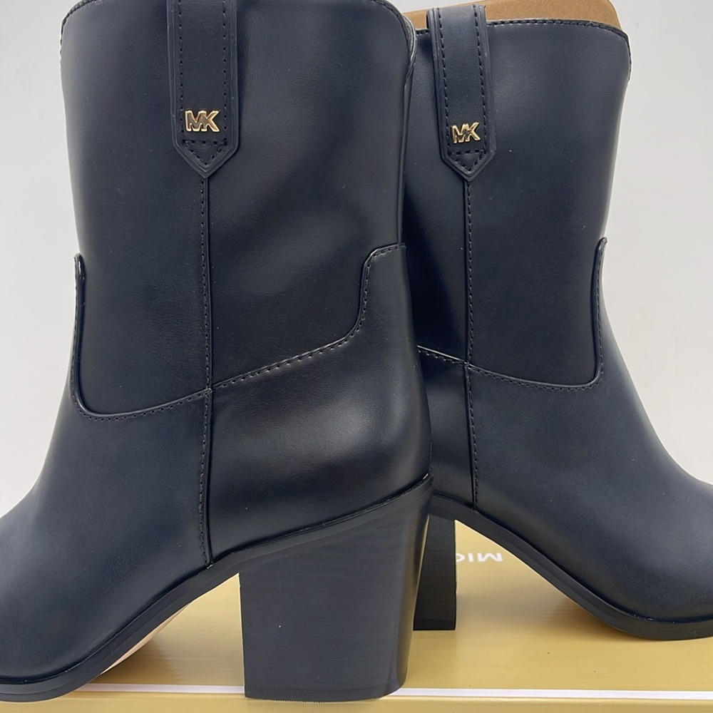 MICHAEL KORS WAVERLY HEELED BOOTIE FAUX LEATHER
49F4WVME5L
198102183704
BLACK - Picture 14 of 16